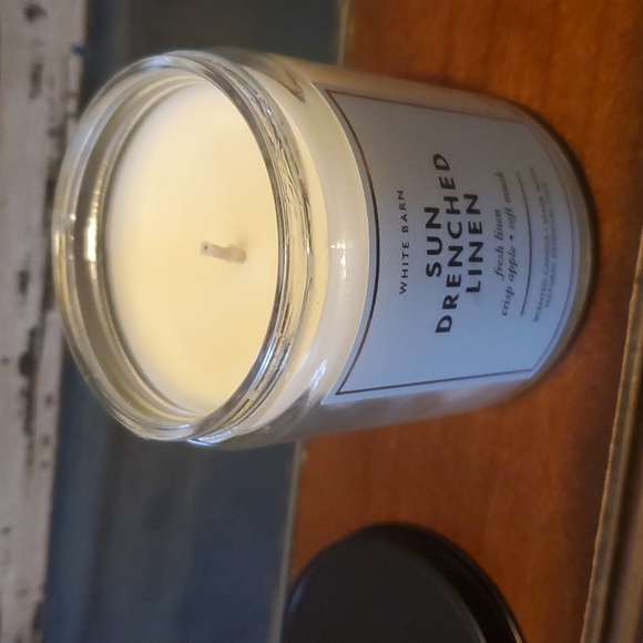 White Barn Sun Drenched Linen Candle - Picture 2 of 4